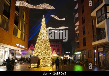 Hamburg, Deutschland. 28 Nov, 2019. Weihnachten Dekoration im Überseequartier in der Hafencity. Die örtlichen Weihnachtsmarkt war am Abend geöffnet. Quelle: Tim Vogel/dpa/Alamy leben Nachrichten Stockfoto