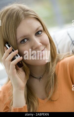 Junge Frau telefoniert mit dem Handy Stockfoto