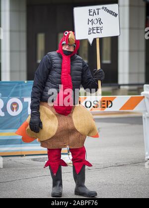 Des Moines, Iowa, USA. 28 Nov, 2019. Ein Mann wie ein Truthahn am Ende der Türkei Trab gekleidet. Die Türkei Trab ist eine jährliche Des Moines Thanksgiving Tag 5 km Fun Run. Credit: Jack Kurtz/ZUMA Draht/Alamy leben Nachrichten Stockfoto