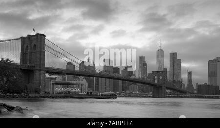 Schwarzweiß-Bild der Brooklyn Bridge, New York Stockfoto