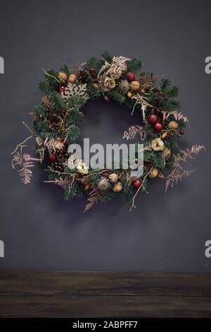 Weihnachten Kranz der Reben mit Tannenzweigen geschmückt, Weihnachtskugeln und natürliche Materialien, Neue Jahr Konzept Stockfoto