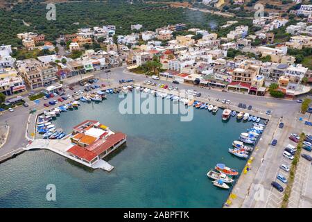 Der kleine Hafen von Elounda bei Sonnenuntergang, Kreta, Griechenland Stockfoto