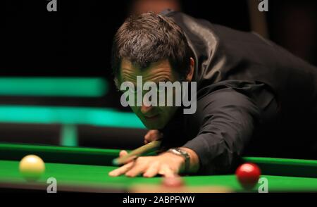 Ronnie O'Sullivan in Aktion gegen Ross Bulman bei Tag drei der Betway UK Championship am York Barbican. Stockfoto