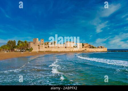 Historischen, antiken Kizkalesi, Kiz Kalesi oder Maiden Castle mit Korykos Ruinen in Mersin Beach aus der Türkei in der Nähe von Mittelmeer. Stockfoto