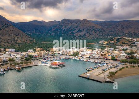 Der kleine Hafen von Elounda bei Sonnenuntergang, Kreta, Griechenland Stockfoto