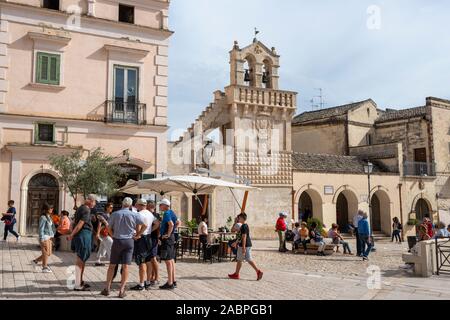 Touristen auf der Piazza Vittorio Veneto mit Chiesa della Mater Domini im Hintergrund - Sassi von Matera, Basilikata, Süditalien Stockfoto