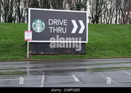 November 2019 - Starbucks fahren Sie durch Zeichen an einem britischen Autobahnraststätte Parkplatz Stockfoto