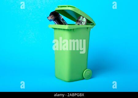 Müllcontainer mit elektronische Bauteile von Computern, die Abfallwirtschaft auf einem blauen Hintergrund Stockfoto