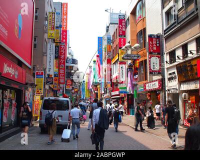 SHIBUYA, Tokio, Japan - August 2nd, 2019: Shibuya Crossing mit viel Fußgänger. Die Shibuya Crossing ist ein beliebtes Reiseziel. Stockfoto