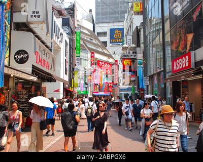 SHIBUYA, Tokio, Japan - August 2nd, 2019: Shibuya Crossing mit viel Fußgänger. Die Shibuya Crossing ist ein beliebtes Reiseziel. Stockfoto