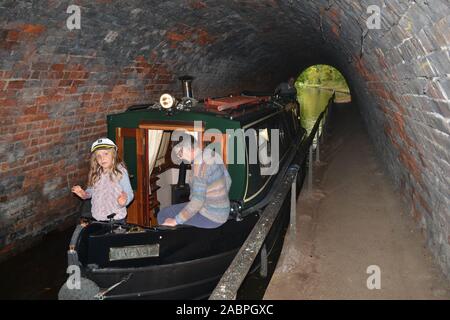 Menschen in einem Kanal Boot auf Ellesmere Canal, Ellesmere, Shropshire, Großbritannien Stockfoto