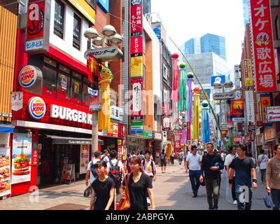 SHIBUYA, Tokio, Japan - August 2nd, 2019: Shibuya Crossing mit viel Fußgänger. Die Shibuya Crossing ist ein beliebtes Reiseziel. Stockfoto