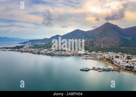 Der kleine Hafen von Elounda bei Sonnenuntergang, Kreta, Griechenland Stockfoto