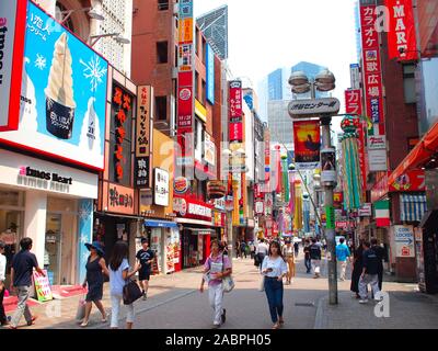 SHIBUYA, Tokio, Japan - August 2nd, 2019: Shibuya Crossing mit viel Fußgänger. Die Shibuya Crossing ist ein beliebtes Reiseziel. Stockfoto