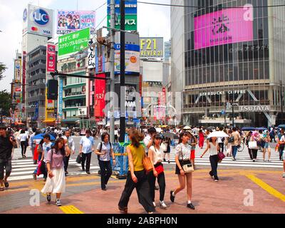 SHIBUYA, Tokio, Japan - August 2nd, 2019: Shibuya Crossing mit viel Fußgänger. Die Shibuya Crossing ist ein beliebtes Reiseziel. Stockfoto