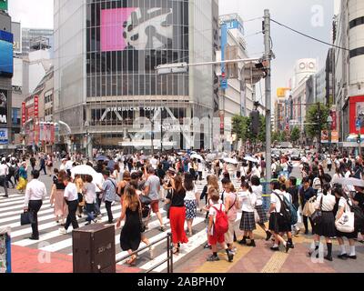 SHIBUYA, Tokio, Japan - August 2nd, 2019: Shibuya Crossing mit viel Fußgänger. Die Shibuya Crossing ist ein beliebtes Reiseziel. Stockfoto