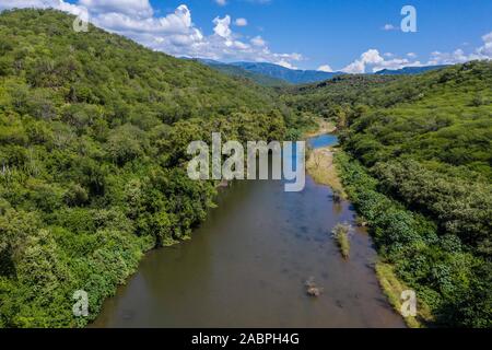 Luftaufnahme von Cuchujaqui Fluss in der Monte Mojino Reserve mit einem Ökosystem von niedrigen Laubwald, in der Sierra de Alamos Flora und Fauna schutz Bereich Cuchujaqui Fluss ist einer der 39 Flora und Fauna Schutzgebiete in Mexiko. © (© Foto: LuisGutierrez/NortePhoto.com) vista Aerea de Río Cuchujaqui en la Reserva Monte Mojino con ecosistema de Selva baja caducifolia, Dentro del área de Protección de Flora y Fauna Sierra de Alamos Río Cuchujaqui es una de las 39 Áreas de Protección de Flora y Fauna de México. © (© Foto: LuisGutierrez/NortePhoto.com) Stockfoto