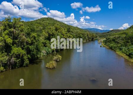 Luftaufnahme von Cuchujaqui Fluss in der Monte Mojino Reserve mit einem Ökosystem von niedrigen Laubwald, in der Sierra de Alamos Flora und Fauna schutz Bereich Cuchujaqui Fluss ist einer der 39 Flora und Fauna Schutzgebiete in Mexiko. © (© Foto: LuisGutierrez/NortePhoto.com) vista Aerea de Río Cuchujaqui en la Reserva Monte Mojino con ecosistema de Selva baja caducifolia, Dentro del área de Protección de Flora y Fauna Sierra de Alamos Río Cuchujaqui es una de las 39 Áreas de Protección de Flora y Fauna de México. © (© Foto: LuisGutierrez/NortePhoto.com) Stockfoto