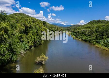 Luftaufnahme von Cuchujaqui Fluss in der Monte Mojino Reserve mit einem Ökosystem von niedrigen Laubwald, in der Sierra de Alamos Flora und Fauna schutz Bereich Cuchujaqui Fluss ist einer der 39 Flora und Fauna Schutzgebiete in Mexiko. © (© Foto: LuisGutierrez/NortePhoto.com) vista Aerea de Río Cuchujaqui en la Reserva Monte Mojino con ecosistema de Selva baja caducifolia, Dentro del área de Protección de Flora y Fauna Sierra de Alamos Río Cuchujaqui es una de las 39 Áreas de Protección de Flora y Fauna de México. © (© Foto: LuisGutierrez/NortePhoto.com) Stockfoto