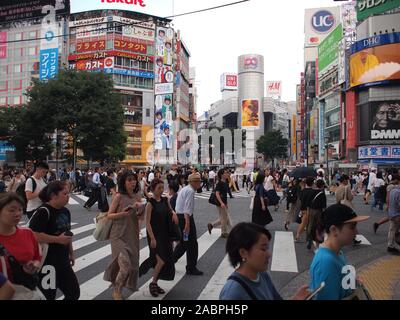 SHIBUYA, Tokio, Japan - August 2nd, 2019: Shibuya Crossing mit viel Fußgänger. Die Shibuya Crossing ist ein beliebtes Reiseziel. Stockfoto