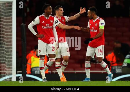 London, Großbritannien. 28. Nov 2019. Arsenal des Vorwärts Pierre-Emerick Aubameyang feiert zählen ein Ziel mit mittelfeldspieler Granit Xhaka während der UEFA Europa League Spiel zwischen Arsenal und Eintracht Frankfurt, das Emirates Stadium, London England. Am 28. November 2019 Credit: Cal Sport Media/Alamy leben Nachrichten Stockfoto