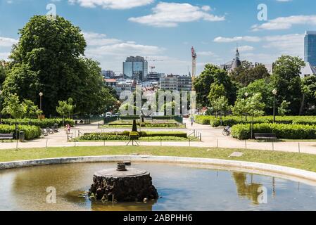 Brüssel/Belgien - 07 03 2019: Blick über den Platz Ambiroix, die Teiche, Wohnungen und ein Teil des Europäischen Viertels Stockfoto