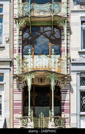 Brüssel/Belgien - 07 03 2019; typische Art Nouveau Fassade mit geformten Metall Verzierungen, runde Fenster, Bögen und dekoriert Curling Treppen an Quadrat. M Stockfoto
