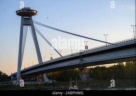 Bratislava, Slowakei. 2019/10/21. Die SNP-Brücke über die Donau in Bratislava. SNP ist eine slowakische Abkürzung für Slowakischen Nationalen Aufstandes. Stockfoto