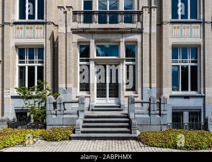 Brüssel/Belgien - 07 03 2019: Symmetrische art Nouveau Fassade mit sgraffiti Dekoration und kleinen Kacheln Stockfoto