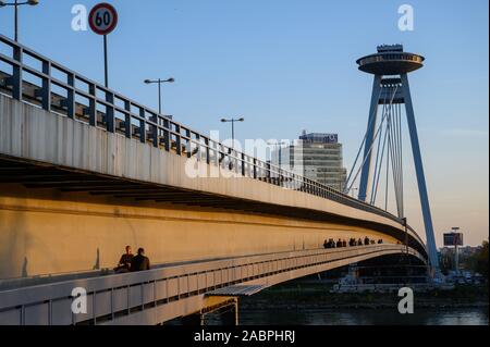 Bratislava, Slowakei. 2019/10/21. Die SNP-Brücke über die Donau in Bratislava. SNP ist eine slowakische Abkürzung für Slowakischen Nationalen Aufstandes. Stockfoto