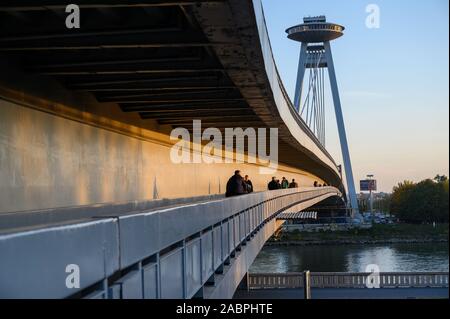 Bratislava, Slowakei. 2019/10/21. Die SNP-Brücke über die Donau in Bratislava. SNP ist eine slowakische Abkürzung für Slowakischen Nationalen Aufstandes. Stockfoto