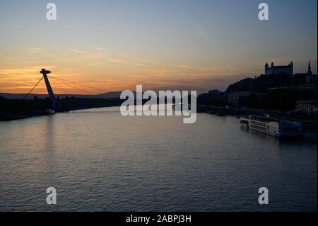 Bratislava, Slowakei. 2019/10/21. Die SNP-Brücke über die Donau in Bratislava. SNP ist eine slowakische Abkürzung für Slowakischen Nationalen Aufstandes. Stockfoto