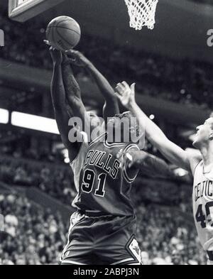 Chicago Bulls Dennis Rodman streifen die Kugel weg von Boston Celtics Antoine Walker, Celtics #40 Travis Ritter (rechts) während der Basketball spiel action im Fleet Center in Boston, Ma USA 1997-1998 Saison Foto von Bill belknap Stockfoto