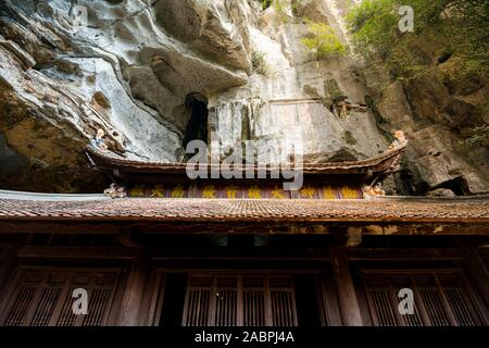 Sunshine schlagen die alte hölzerne Tempel Dach an der Bich Dong Pagode, Tam Coc Stockfoto