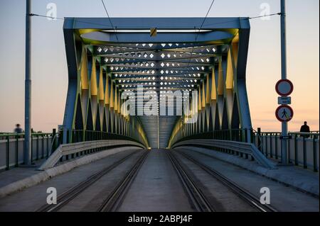 Bratislava, Slowakei. 2019/10/21. Von rouby Most" (Alte Brücke) überspannt den Fluss Donau. Die Brücke ist für Fußgänger, Radfahrer und Straßenbahnen. Stockfoto