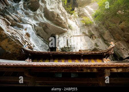 Sunshine schlagen die alte hölzerne Tempel Dach an der Bich Dong Pagode, Tam Coc Stockfoto