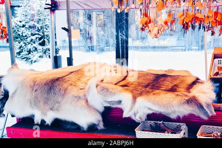 Marktstand mit traditionellen Souvenirs wie Rentier Fell reflex Stockfoto