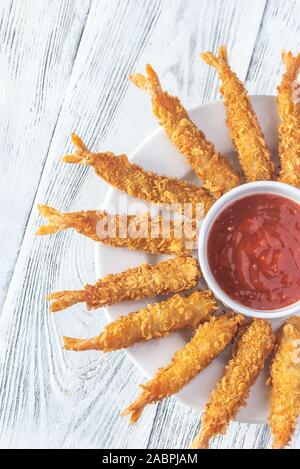 Shrimp Tempura mit Soße auf den Teller: Ansicht von oben Stockfoto