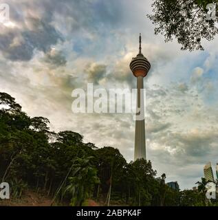 Kuala Lumpur, Malaysia. April 25, 2018: Menara KL Tower bei Sonnenuntergang von unten. Telekommunikation Turm, auch bekannt als die islamischen Lunar Observatory Stockfoto