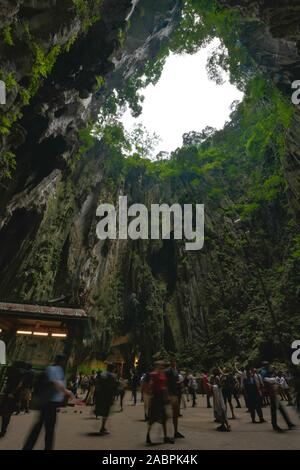 Kuala Lumpur, Malaysia. Mai 01, 2018: Touristen und Einheimische besuchen innerhalb des Batu Grotte Hindu Tempel. Stockfoto