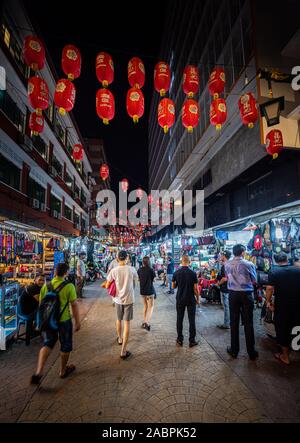 Kuala Lumpur, Malaysia. April 26, 2018: Nachtansicht der Petaling Street Market Chinatown, beliebtes Reiseziel in der Innenstadt. Stockfoto