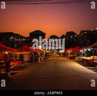 Vang Vieng, Laos. Februar 13, 2019: Walking Street Night Market in Vang Vieng. Lokale Produkte, Lebensmittel und Souvenirs zum Verkauf an. Stockfoto