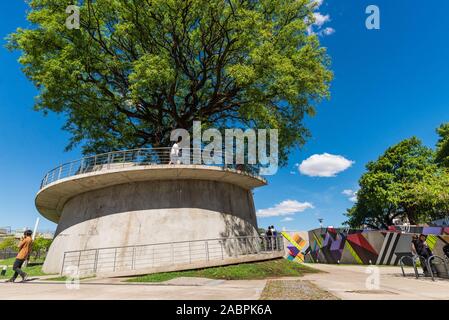 Buenos Aires, Argentinien - 18. November 2018: Park an der Facultad de Derecho der u-bahn Stockfoto