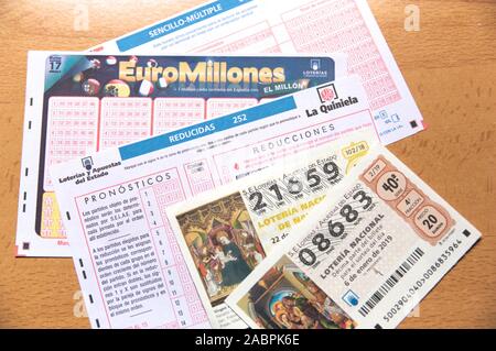 November 2019. Spanien. Lotterielose und Wetten des spanischen Staates: Euromillions, Fußball pool und National Lottery. Stockfoto