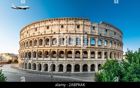 Flugzeug Fliegen in einem klaren blauen Himmel über Schiefe Turm von Kolosseum in Italien Stockfoto