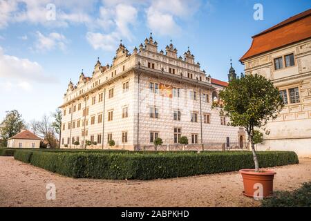 Anzeigen von Litomysl Castle, eine der größten Renaissance Burgen und Schlösser in der Tschechischen Republik. UNESCO-Weltkulturerbe. Sonnige wethe wit wenigen Wolken im Stockfoto