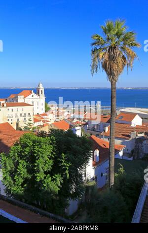 Miradouro das Portas do Sol mit Blick auf Alfama und die neue Cruise Liner Terminal, Lissabon, Portugal. Stockfoto