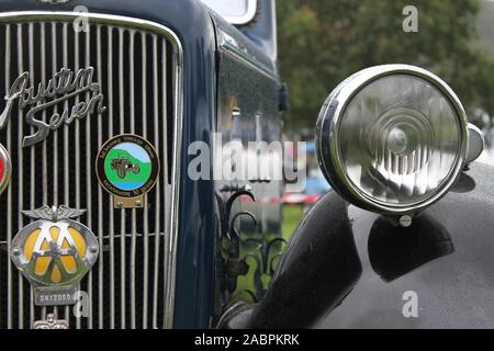 Logo und Abzeichen auf einem Blue 1936 Austin 7 Ruby auf der Kilbroney Vintage Show 2019 Stockfoto