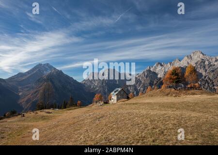 Eine alpine Hütte unter den italienischen Dolomiten im Herbst an einem sonnigen Tag Stockfoto