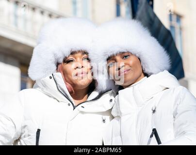 New York, NY - 28. November 2019: T-Boz Tionne Watkins, Rozonda Chilli Thomas von TLC Fahrt float Spritzer Safari Abenteuer auf der 93. jährlichen Thanksgiving Day Parade von Macy's anzusehen allein Central Park West Stockfoto